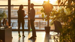 esko-systems 3 Geschäftsleute in einem sonnendurchfluteten Büro